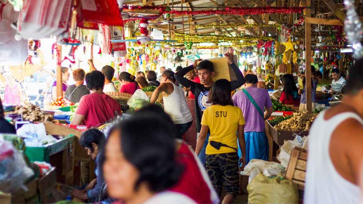 A photo of a crowded market in the Philippines